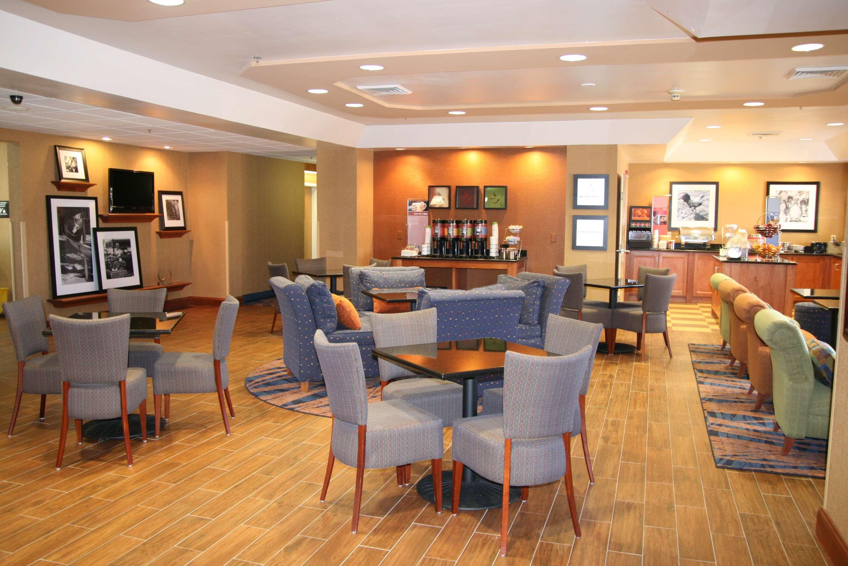 Hampton Inn Hutchinson Exterior photo