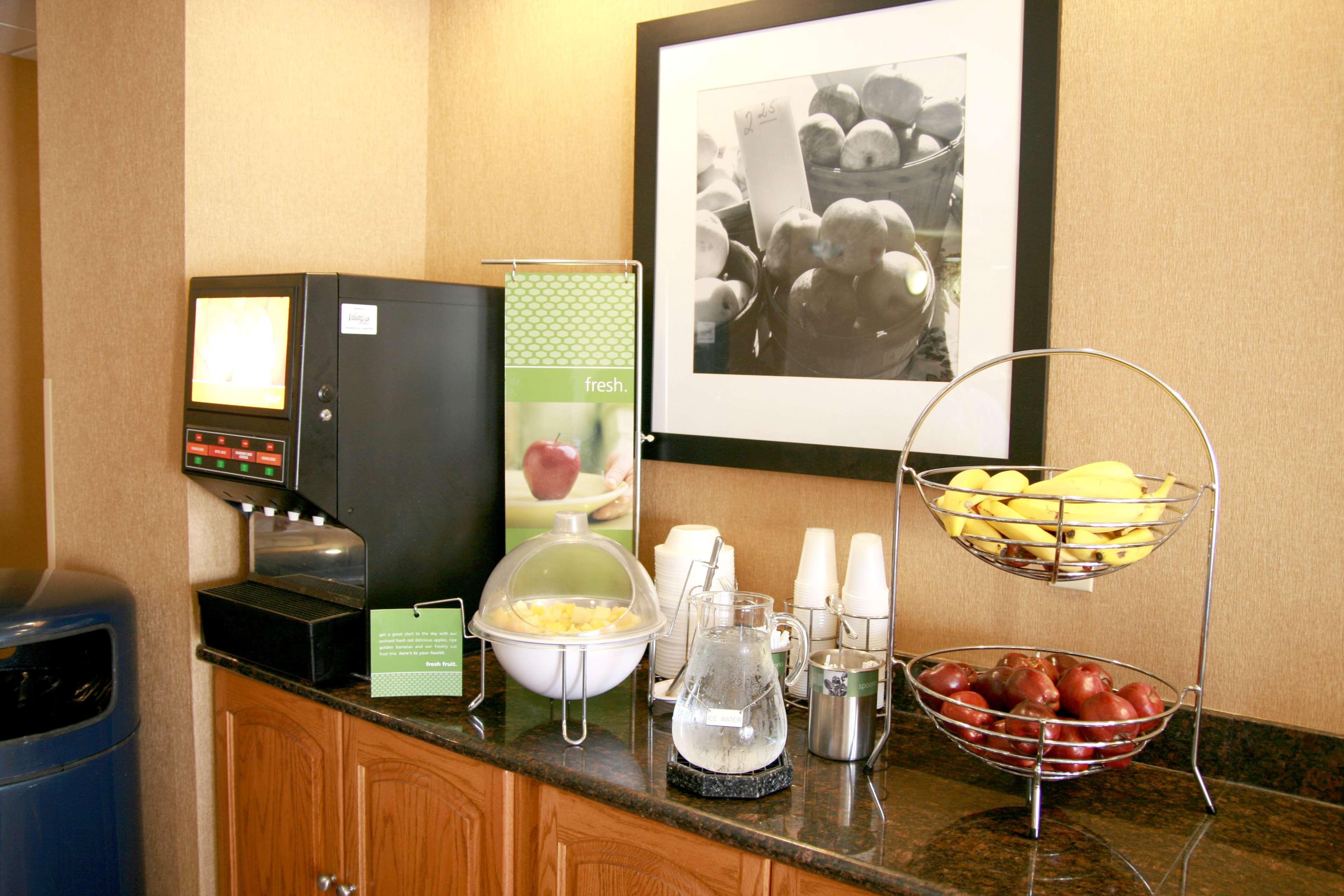 Hampton Inn Hutchinson Restaurant photo