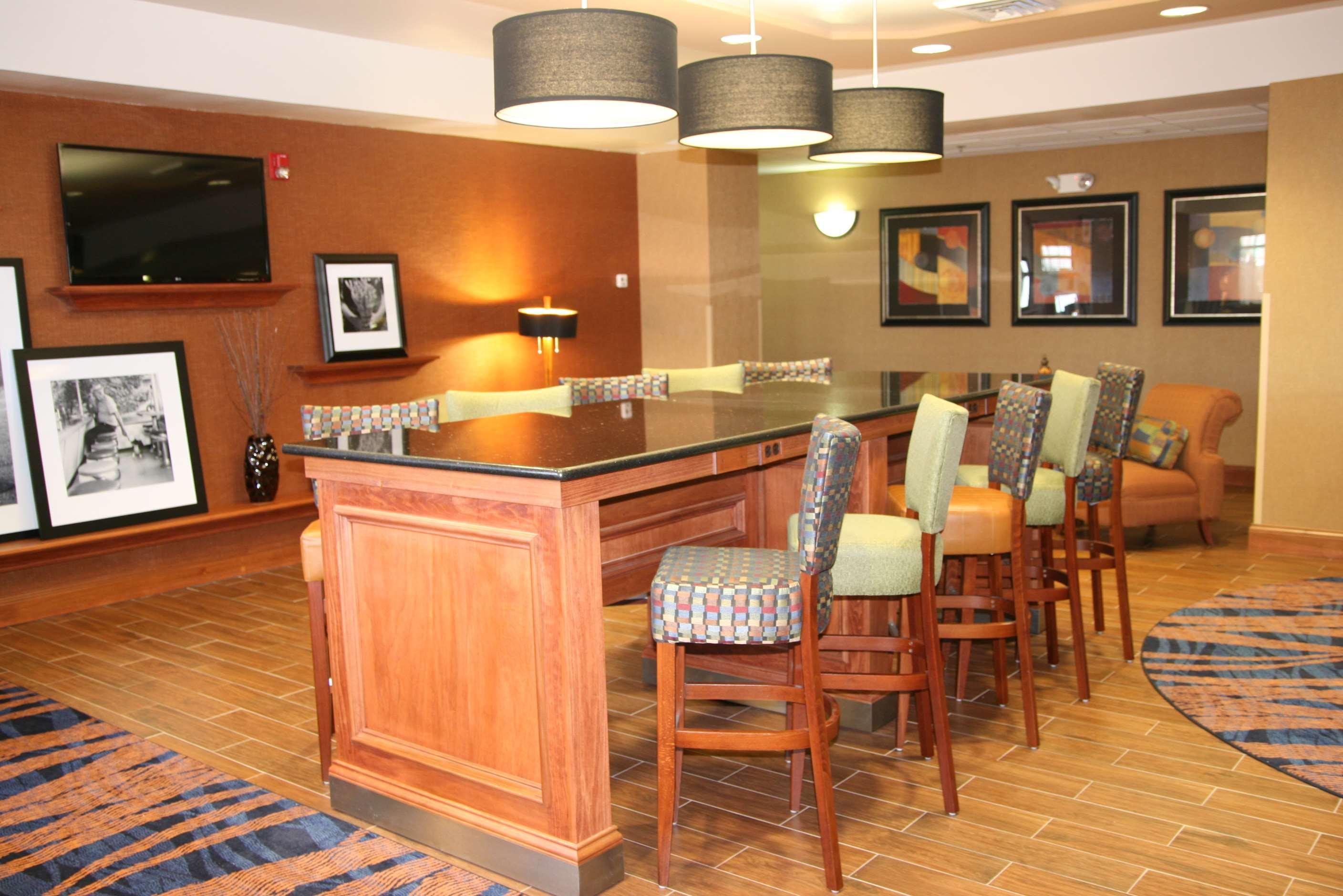 Hampton Inn Hutchinson Exterior photo