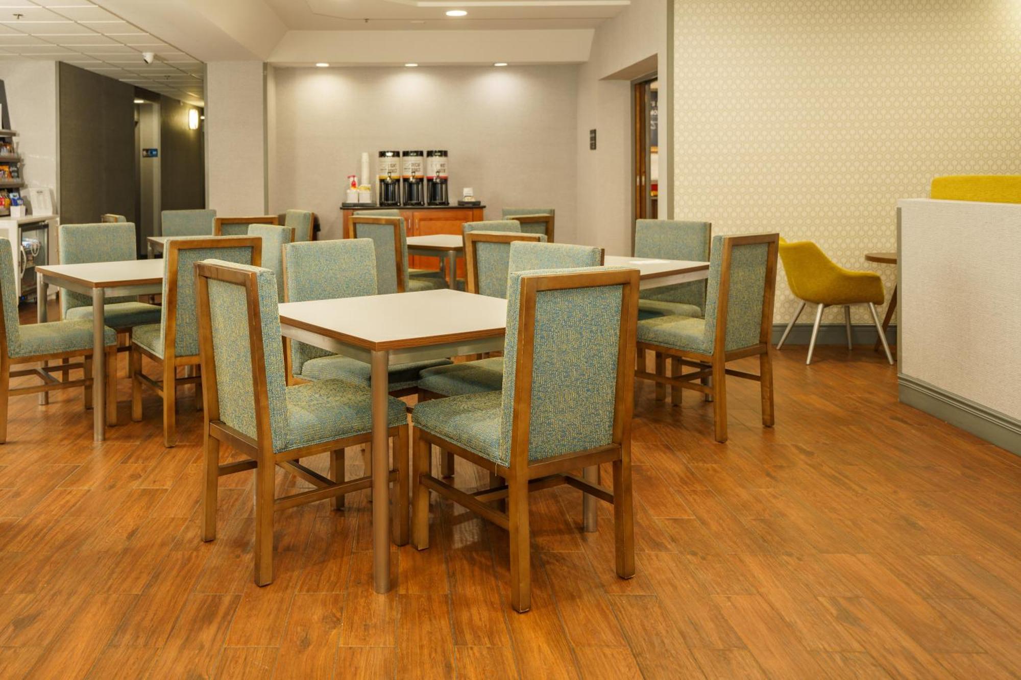 Hampton Inn Hutchinson Exterior photo