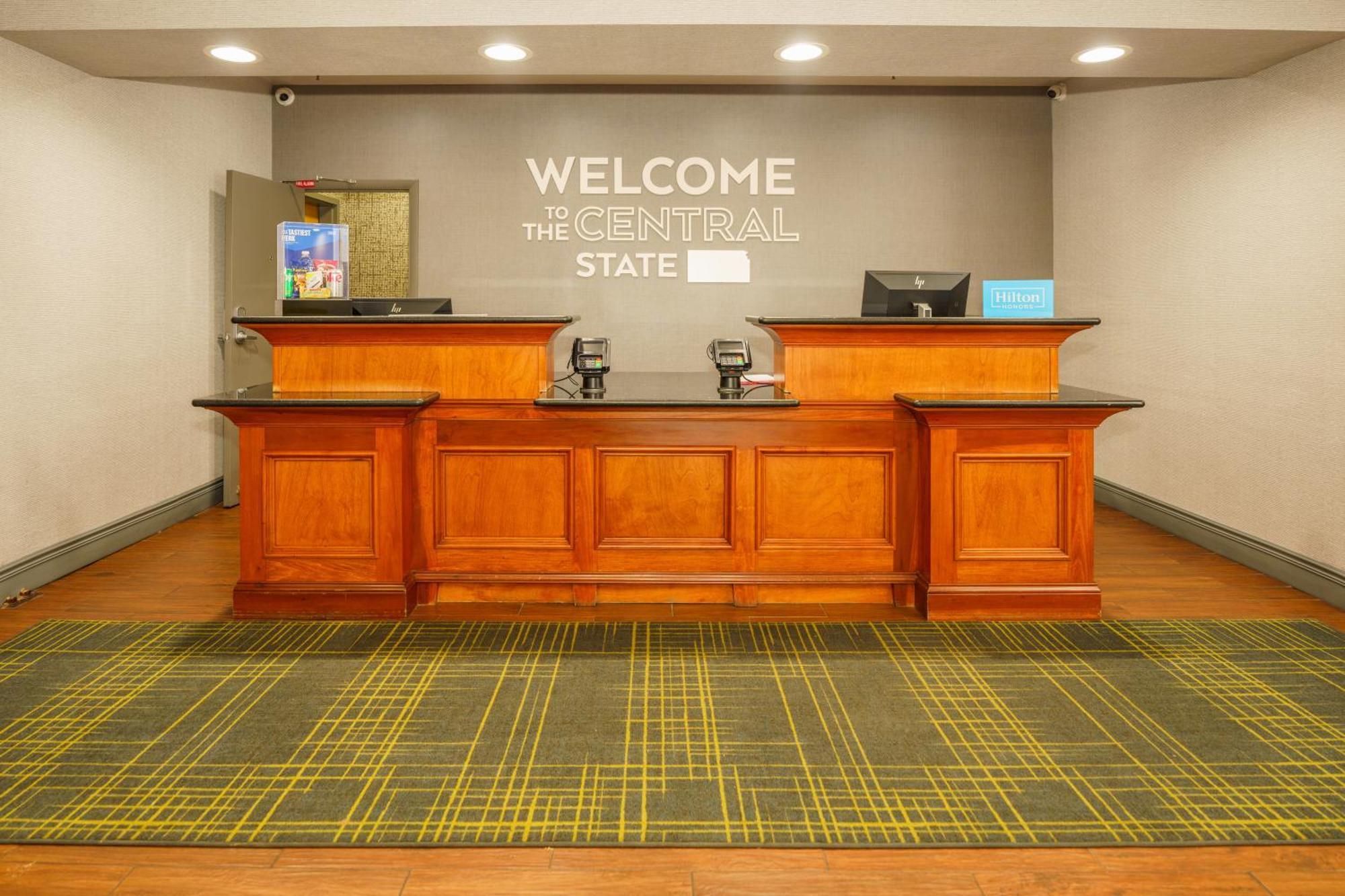 Hampton Inn Hutchinson Exterior photo